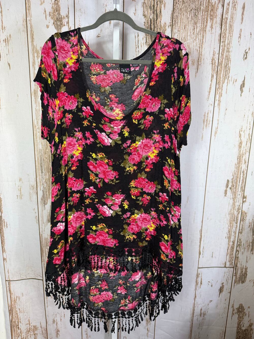 Eye Candy, Floral Scoop Neck Hi Low Hem Blouse. Size 3X. Excellent condition!